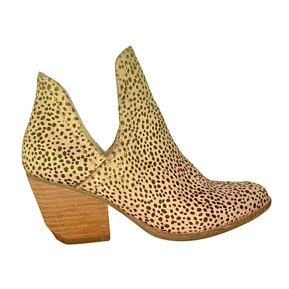 Brand new Coconuts by Matisse ankle boots. Genuine cow fur. Size 6.